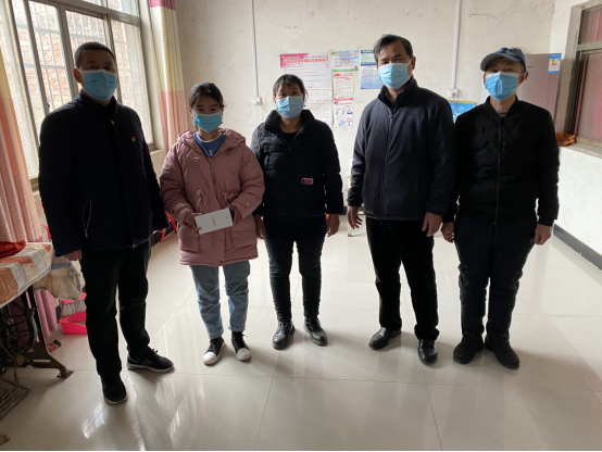 伟德体育直播开奖入口为贫困学生捐赠智能手机(图1)