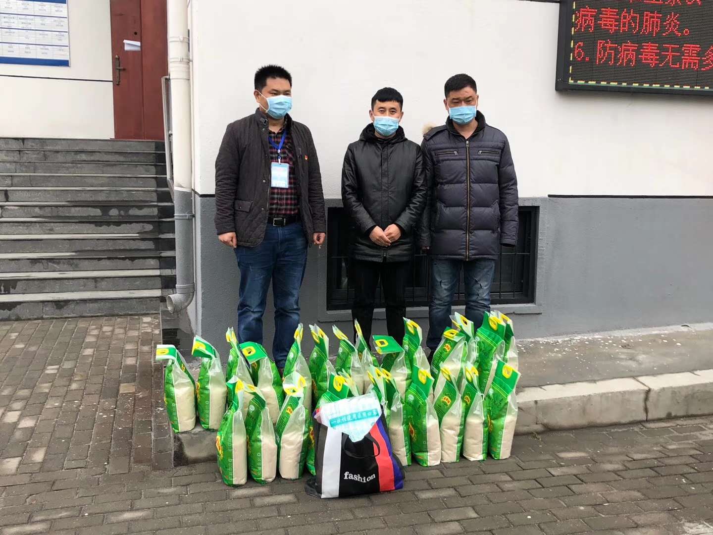 管城区工商联联系爱心企业慰问辖区空巢老人(图1)