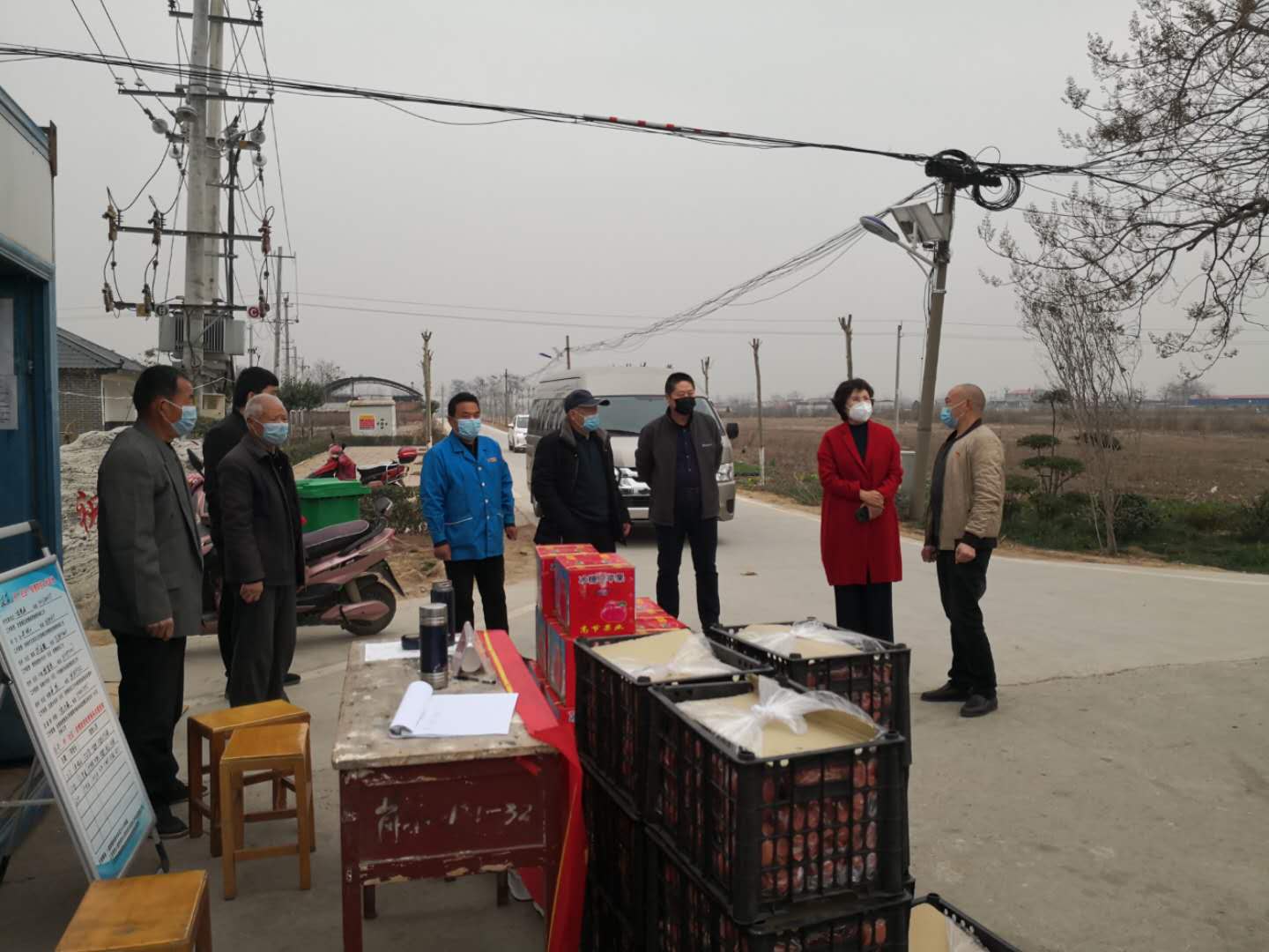 新郑市工商联主席刘彩云到防疫卡点慰问防控一线志愿者(图1)