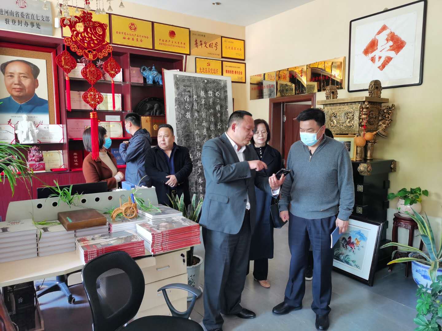 登封市工商联到嵩山文化产品行业协会调研(图1) 登封市工商联到嵩山文化产品行业协会调研(图1)