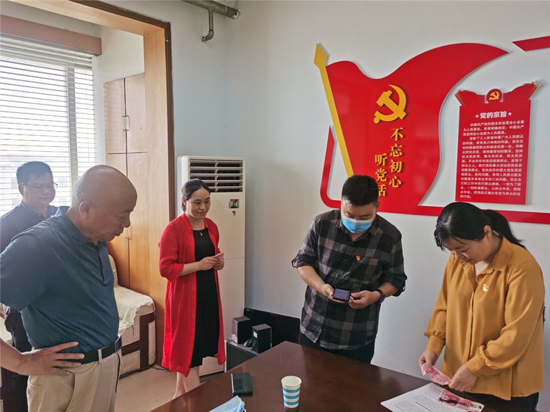 新郑市工商联党支部召开“弘扬劳动精神 争当出彩先锋”主题党员会议(图3) 新郑市工商联党支部召开“弘扬劳动精神 争当出彩先锋”主题党员会议(图3)