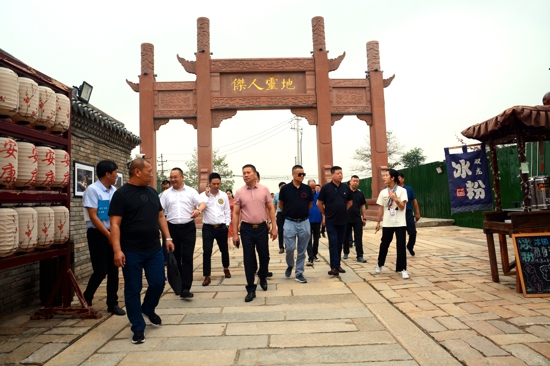 郑州温州商会组织企业家到开封顺河区参观考察(图2) 郑州温州商会组织企业家到开封顺河区参观考察(图2)