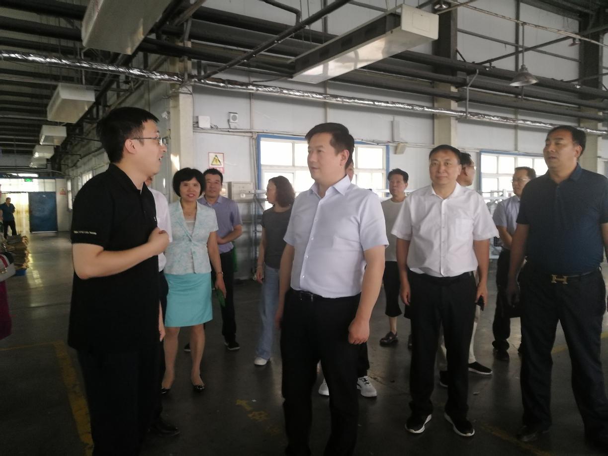 荥阳工商联调研非公经济企业开展企业家座谈会(图1) 荥阳工商联调研非公经济企业开展企业家座谈会(图1)