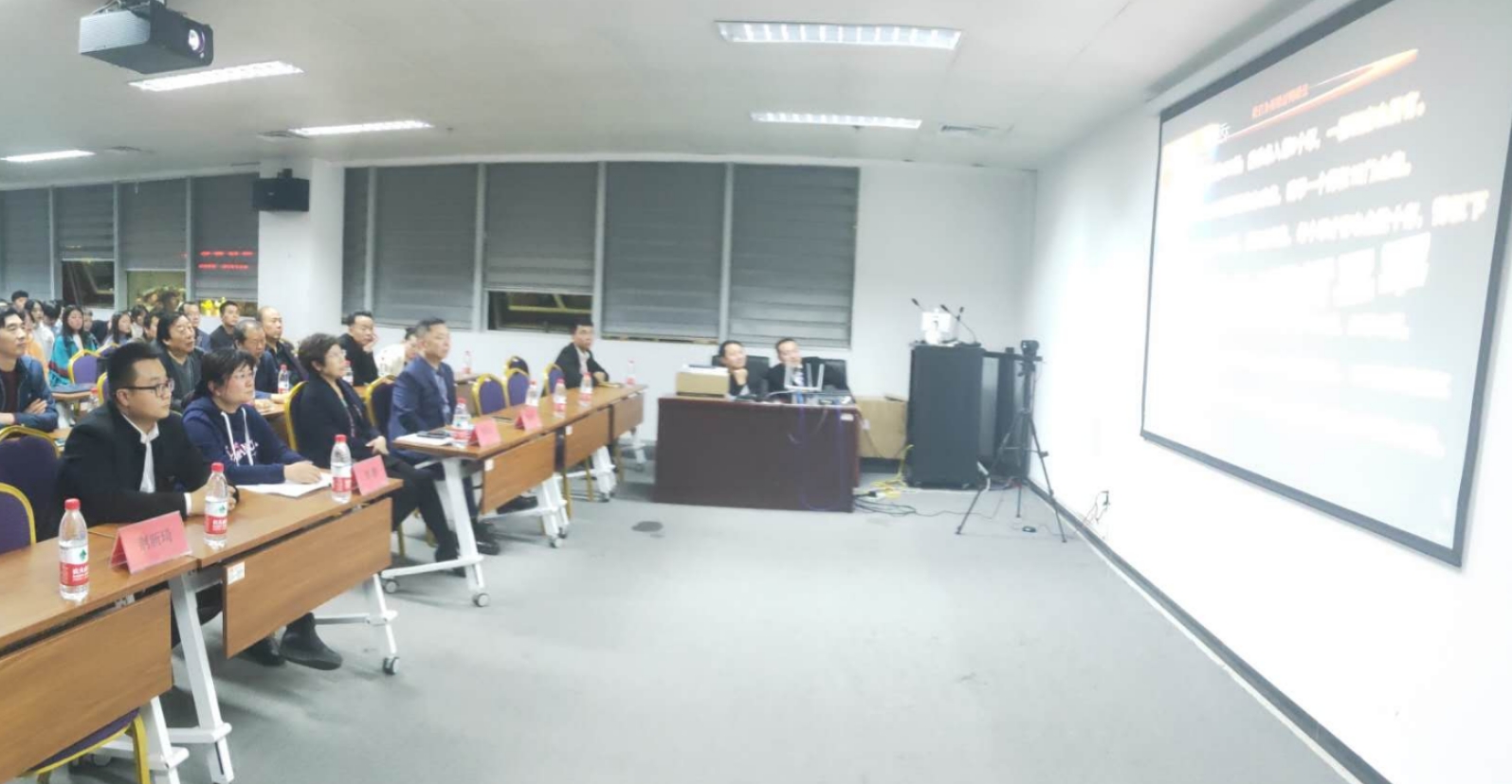 新郑市工商联组织民营企业家观看纪念抗美援朝70周年讲座(图1)