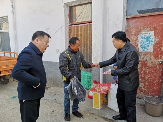 伟德体育直播开奖入口深入登封市颍阳镇宋窑村开展春节送温暖慰问活动(图5)