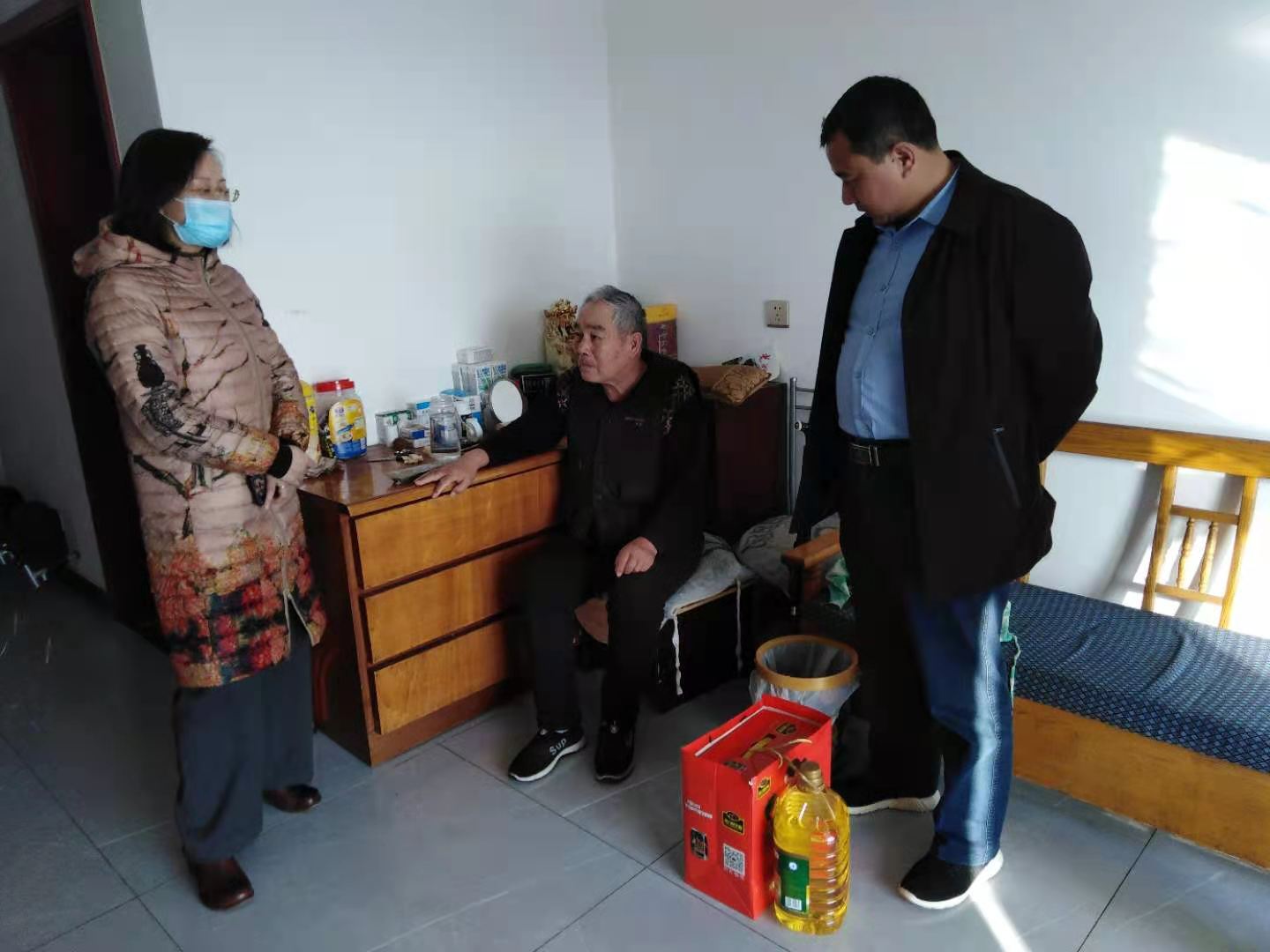 登封市工商联走访慰问退休老干部(图1)