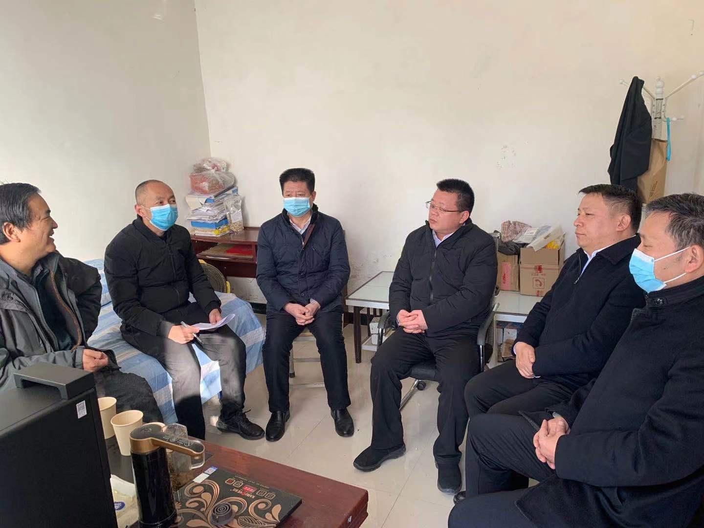 伟德体育直播开奖入口深入登封市颍阳镇宋窑村开展春节送温暖慰问活动(图2)